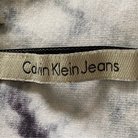 CALVIN KLEIN JEANS white and grey, snakeskin design, jersey t-shirt. Medium. EUC - Picture 9 of 14